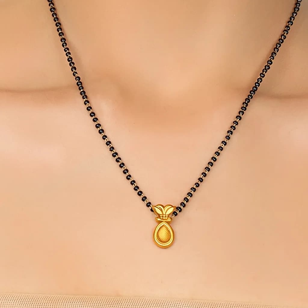 Short & Chic Designs - Gold